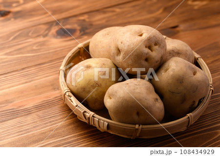 じゃがいも 男爵芋 木目バック 108434929