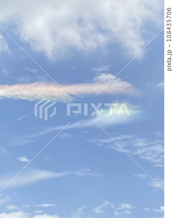 空に浮かぶ彩雲 108435706