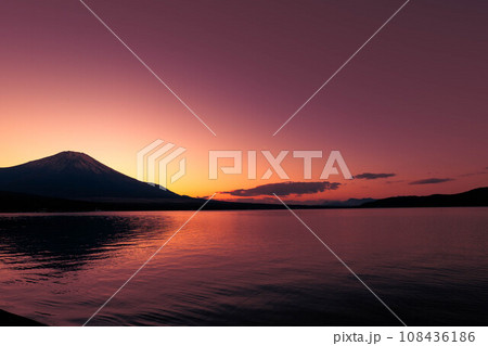 山中湖から見た富士山に沈む夕日 108436186