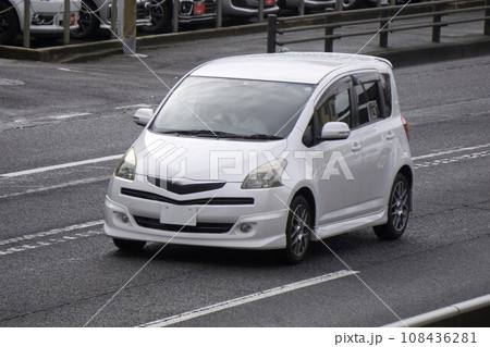 コンパクトミニバン　道路走行 108436281