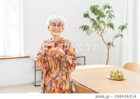 紅茶を飲むシニアの女性 紅茶を飲むシニアの女性 108436314