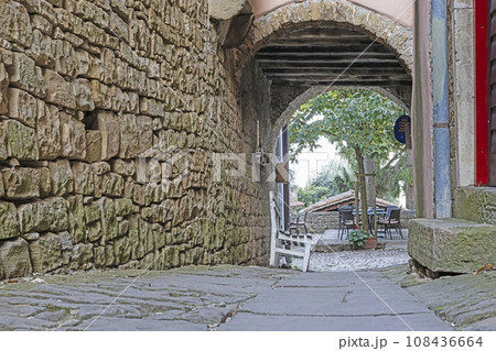 Picture from the town of Groznjan with idyllic cobbled streets and buildings made of natural stone 108436664