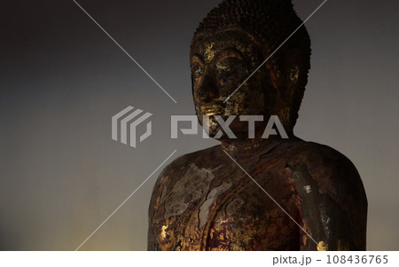 祈願参拝の金箔にまみれ願いごと成就に大忙しの人気お釈迦さま 108436765