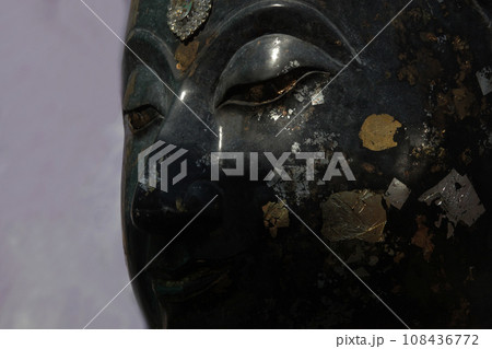 祈願参拝の金箔にまみれ願いごと成就に大忙しの人気お釈迦さま 108436772