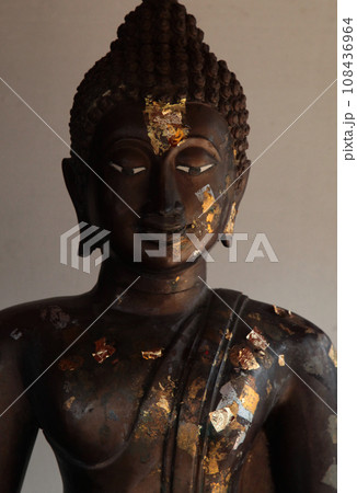 祈願参拝の金箔にまみれ願いごと成就に大忙しの人気お釈迦さま 108436964