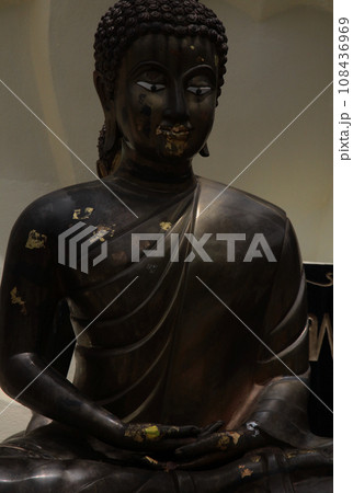 祈願参拝の金箔にまみれ願いごと成就に大忙しの人気お釈迦さま 108436969