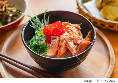 鮭とすじこの親子丼 108437063