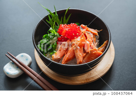 鮭とすじこの親子丼 鮭とすじこの親子丼 108437064