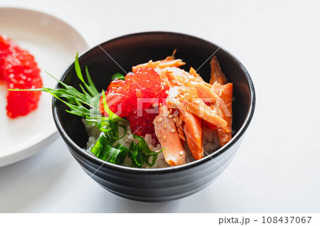 鮭とすじこの親子丼 鮭とすじこの親子丼 108437067