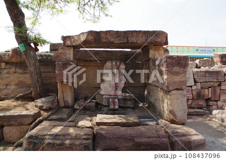 インド　世界遺産パッタダカルの建造物群 108437096