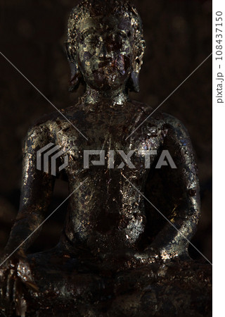 参拝祈願の金箔にまみれ願いごと成就に大忙しの人気お釈迦さま 108437150