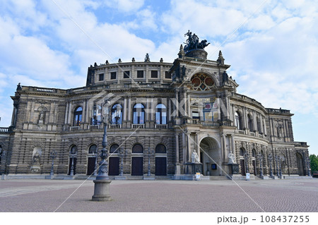 ドレスデン旧市街の街並み・ゼンパー・オーパー(ザクセン州立歌劇場)/ドイツ ドレスデン旧市街の街並み・ゼンパー・オーパー(ザクセン州立歌劇場)/ドイツ 108437255