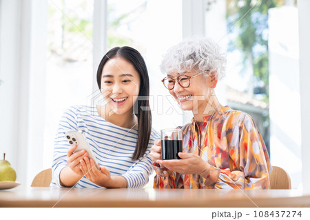 孫と祖母 孫と祖母 108437274