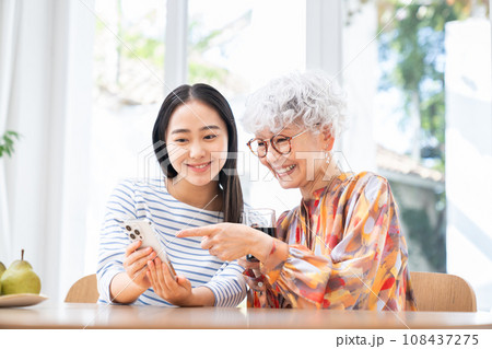 孫と祖母 108437275