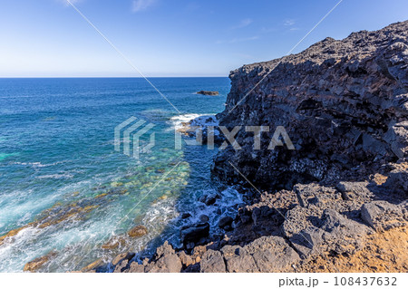 Picture over volcanic coast near El Golfo on Lanzarote 108437632