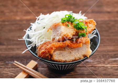 ソースチキンカツ丼 108437760