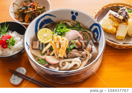 天然きのこうどん 108437767