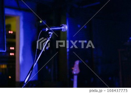 ライブハウスのライトに照らされたマイクとマイクスタンド 無人のステージ 108437775