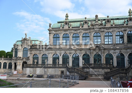 ドレスデン旧市街の街並み・ツヴィンガー宮殿/ドイツ ドレスデン旧市街の街並み・ツヴィンガー宮殿/ドイツ 108437856