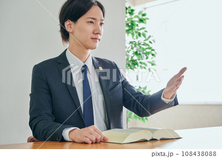 法律相談を受ける男性弁護士 108438088