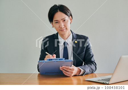 法律相談を受ける男性弁護士 108438101