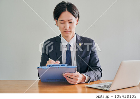 法律相談を受ける男性弁護士 法律相談を受ける男性弁護士 108438105
