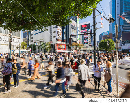 三連休初日の渋谷駅前　スクランブル交差点 108438256