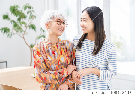 孫娘と祖母 108438432