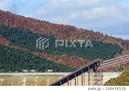 2023年11月成瀬ダム工事現場　堤体とベルトコンベア　上流展望台より　秋田県 108438518