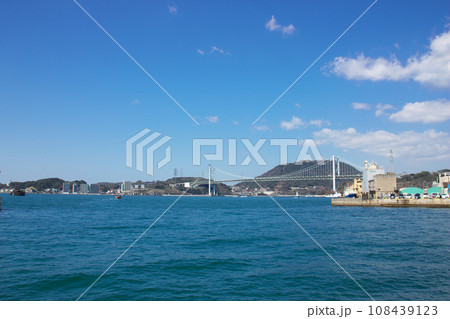 関門海峡越しに見る関門大橋 関門海峡越しに見る関門大橋 108439123