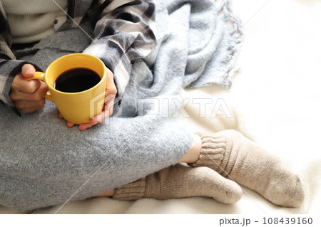 コーヒーを持った女性　休憩イメージ 108439160