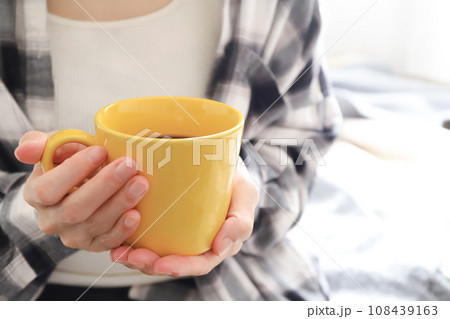 ホットコーヒーを持った女性 108439163