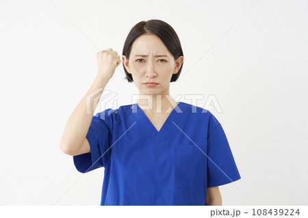 拳を握って怒る女性の医者 白背景 拳を握って怒る女性の医者 白背景 108439224