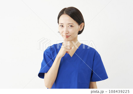秘密のポーズをする女性の医者 白背景 秘密のポーズをする女性の医者 白背景 108439225