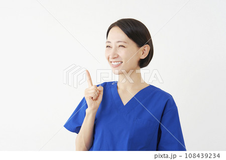 思いつく女性の医者　白背景 108439234