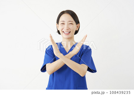 腕でばつ印をする女性の医者　白背景 108439235
