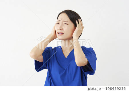 頭を抱える女性の医者　白背景 108439236