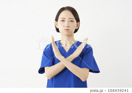 腕でばつ印をする女性の医者 白背景 腕でばつ印をする女性の医者 白背景 108439241