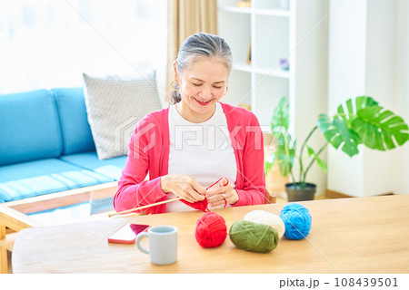 毛糸の編み物を楽しむシニア女性 108439501