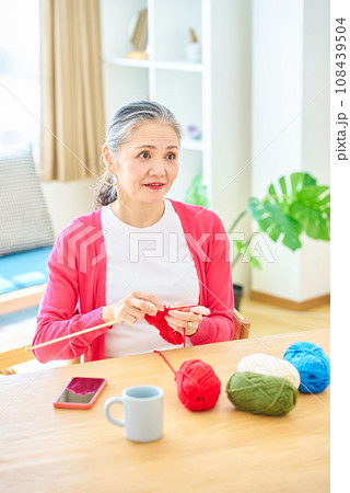 毛糸の編み物を楽しむシニア女性 108439504
