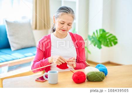 毛糸の編み物を楽しむシニア女性 108439505