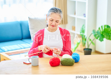 毛糸の編み物を楽しむシニア女性 108439506