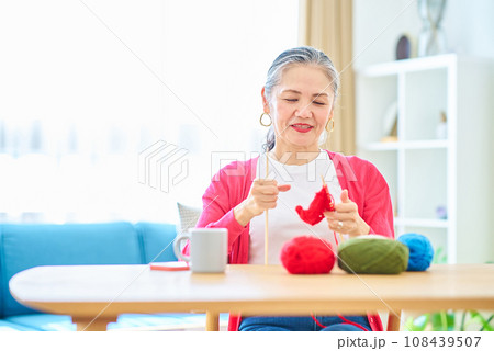 毛糸の編み物を楽しむシニア女性 108439507