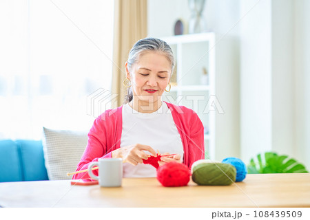 毛糸の編み物を楽しむシニア女性 108439509