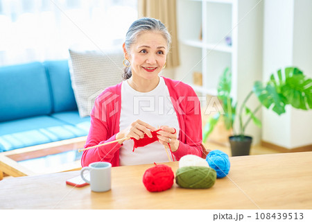 毛糸の編み物を楽しむシニア女性 108439513