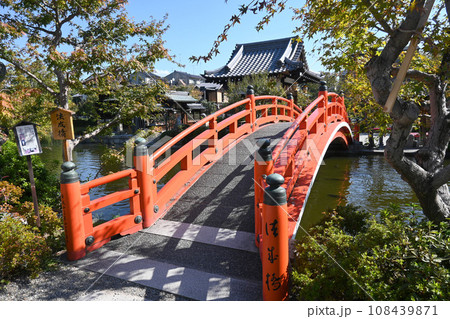 秋晴れの京都祇園祭の発祥地神泉苑 法成橋 秋晴れの京都祇園祭の発祥地神泉苑 法成橋 108439871