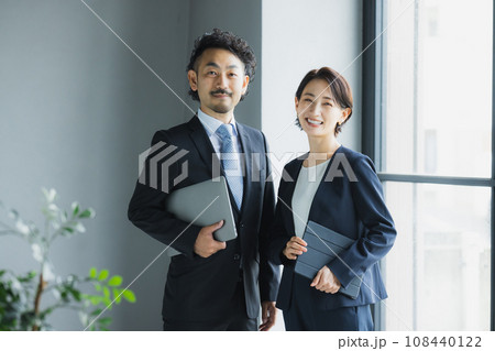 ミドルビジネスマン　男女　 108440122