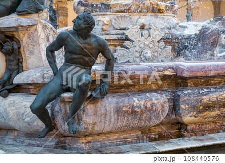The  Old sculpture 108440576
