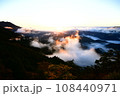 朝日を浴びて燃える雲海 108440971