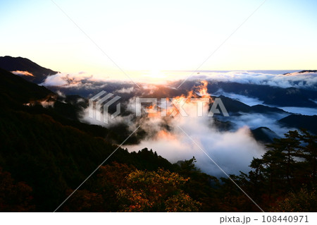 朝日を浴びて燃える雲海 108440971
